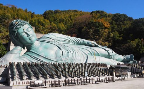 超巨大な釈迦涅槃像」から「光の道」 開運祈願スポットをヒット本編集