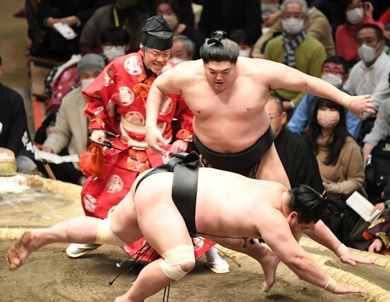  軽やかに妙義龍(手前)をさばいた阿炎（東スポWeb）