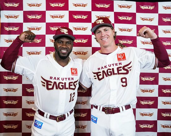  一軍合流したカスティーヨ(左)とディクソン(球団提供)