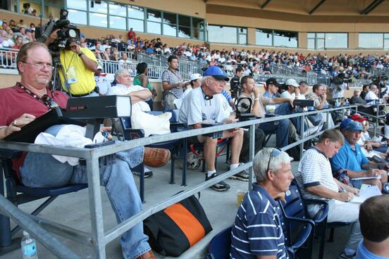 スタンドに陣取るＭＬＢスカウト