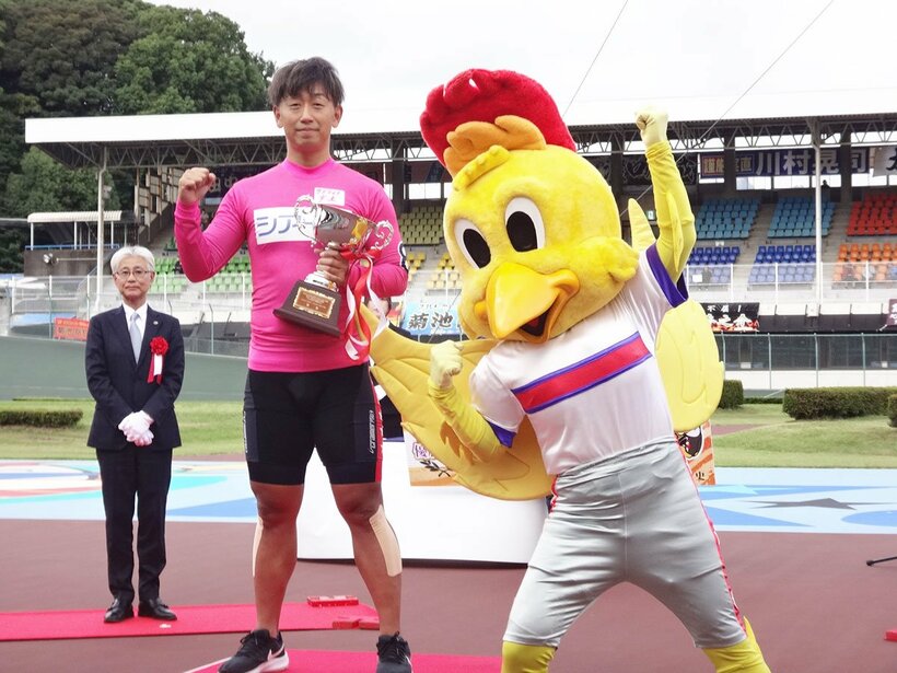 涙の記念初Ｖを飾った中本匠栄をファイ太くん(右)が祝福