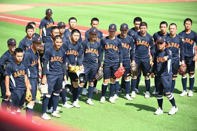 ナインを指導する馬淵監督（右から３人目）