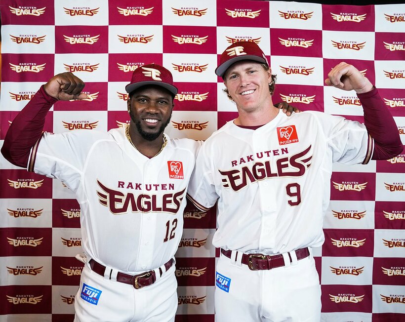  一軍合流したカスティーヨ(左)とディクソン(球団提供)