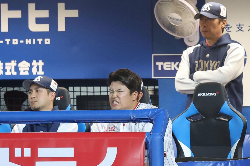 ベンチに下がり苦悶の表情の村上宗隆（中央）