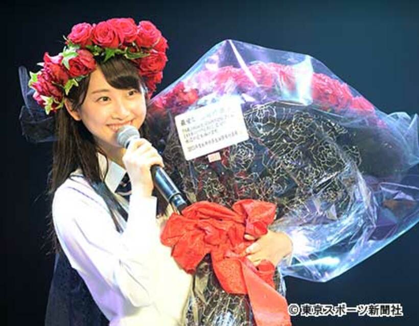 笑顔で花束を受け取る松井玲奈
