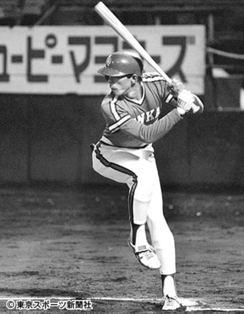  一本足打法で構える南海・片平晋作