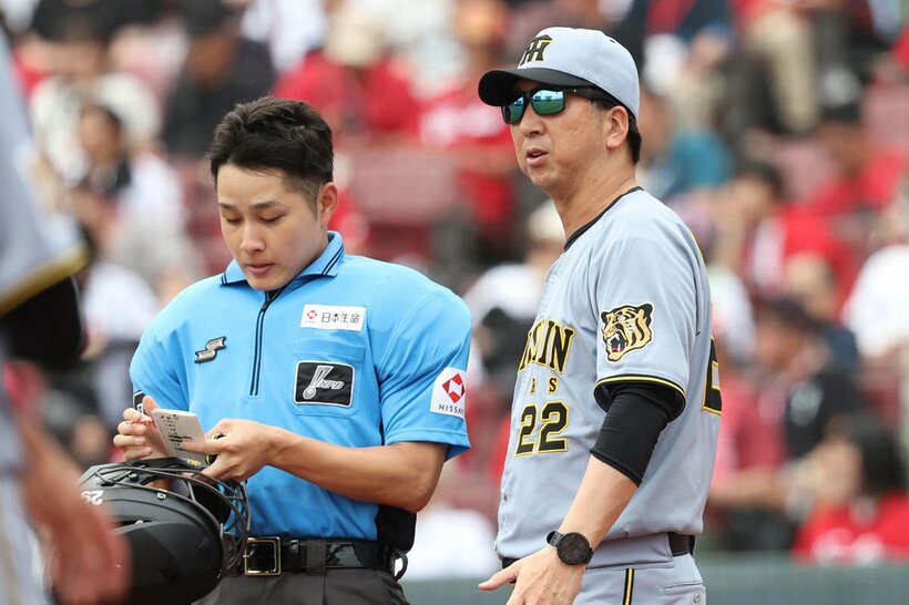 久々のゲームを、接戦で落とした阪神・藤川監督(右)