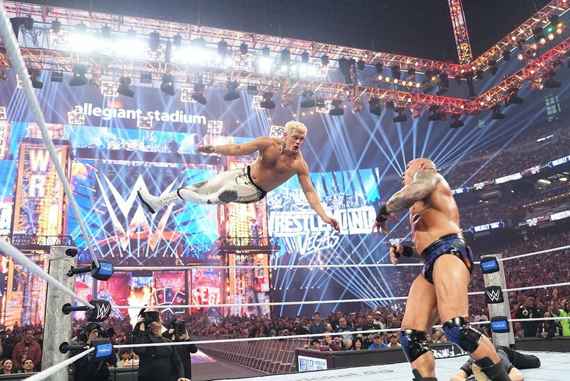 ランディ・オートン(右)へのコーディカッターを狙うコーディ・ローデス（©WWE）