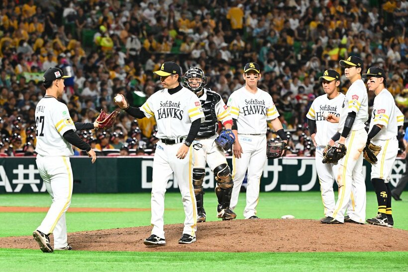 ６回に自らマウンドに赴き、岩井俊介(左)にボールを渡すソフトバンク・小久保監督