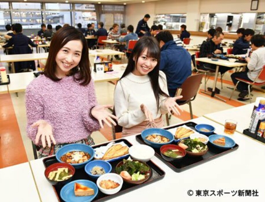  選手たちと一緒に食堂で夕食を食べる奥川（左）と嶋村