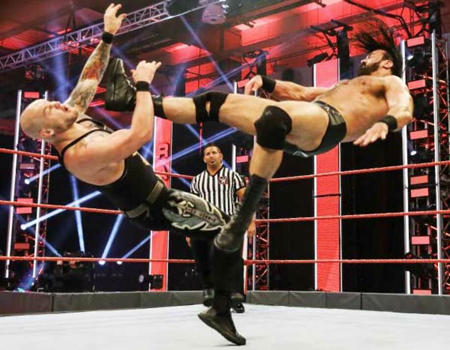  マッキンタイアはコービン（左）をクレイモアで撃破し王座防衛（C）2020　WWE,　Inc.　All　Rights　Reserved.