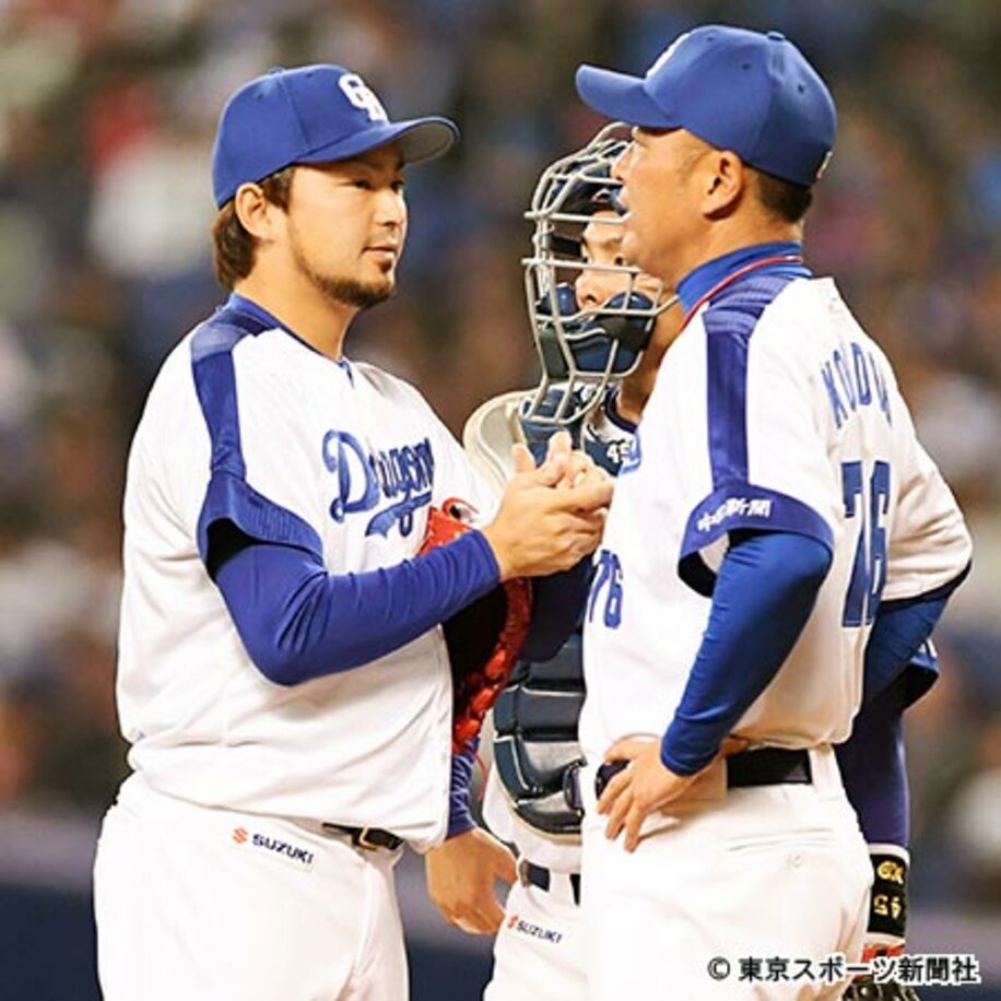 マウンドで近藤投手コーチと話す田島（左）