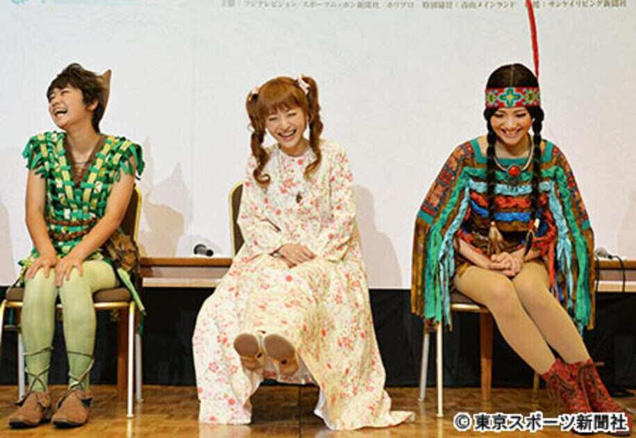 笑顔で会見する（左から）吉柳咲良、神田沙也加、宮澤佐江
