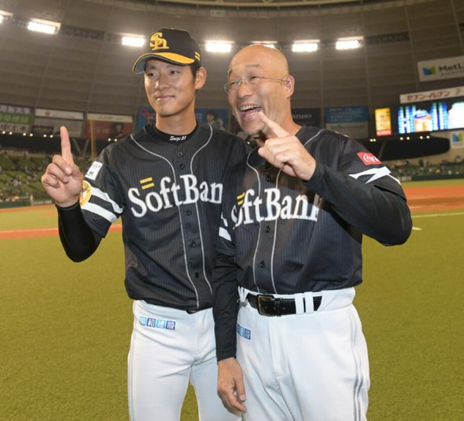  ２０１７年５月、上林(左)と並んで笑顔でポーズをとる川村さん