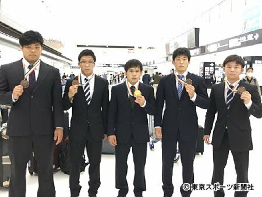 レスリングアジア選手権男子フリーでメダルを獲得した（左から）山本泰輝、鴨居正和、高橋侑希、中村百次郎、樋口黎
