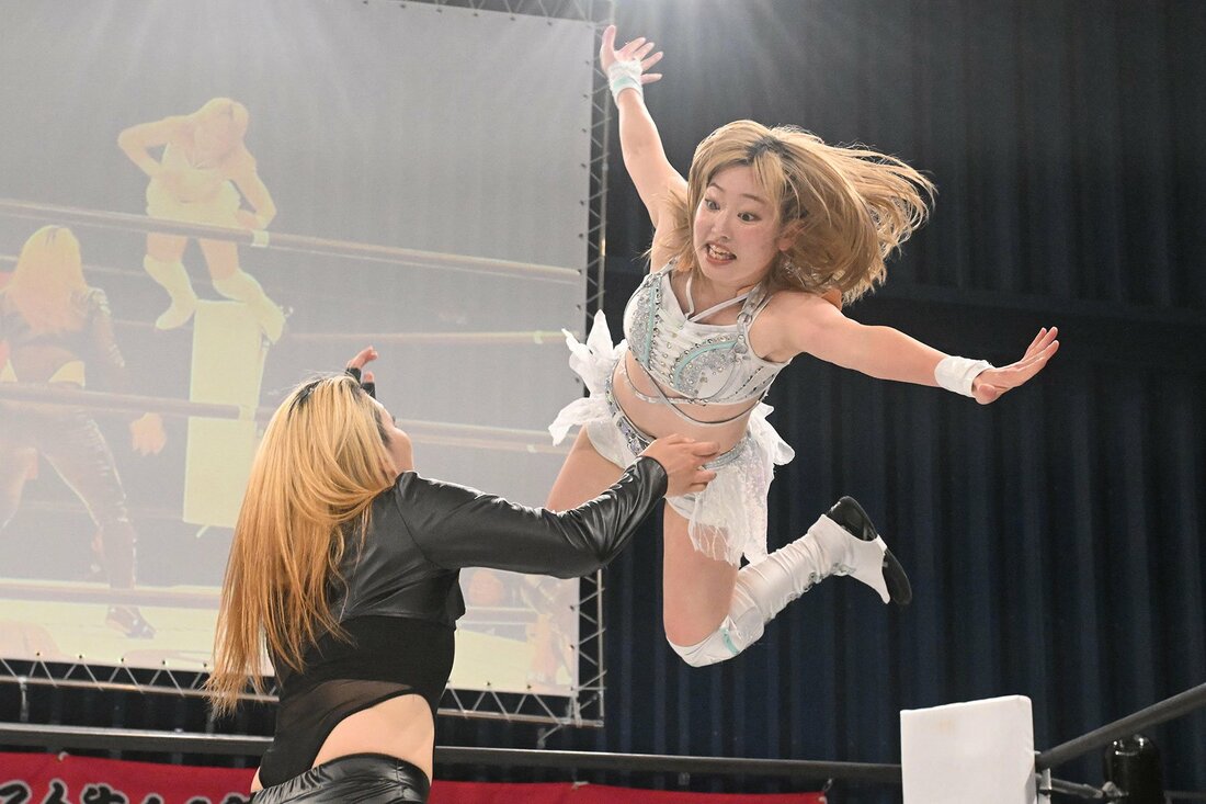 Maria(左)にクロスボディーを放つなど、奮闘を見せた真白優希だが…