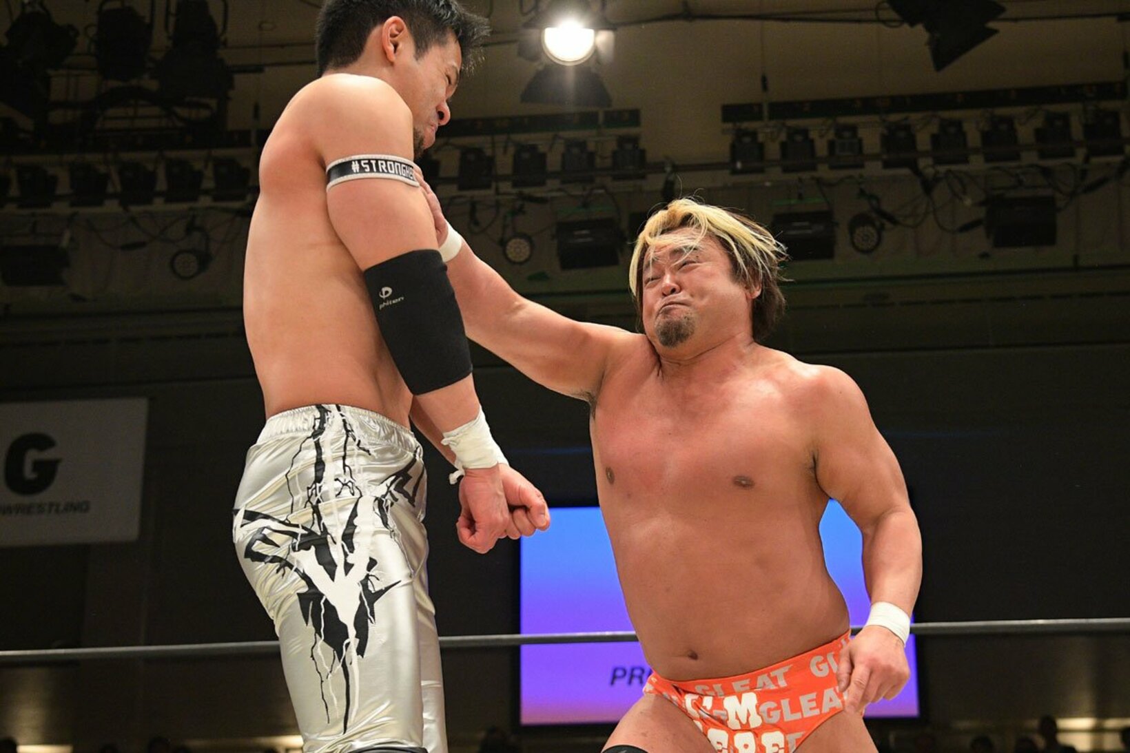 吉岡世起（左）に逆水平チョップを打ち込むカズ・ハヤシ