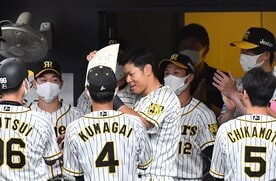  試合前の円陣の中で表彰状をもらう阪神・佐藤輝(中)