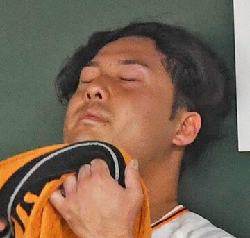 天を仰ぐ今村