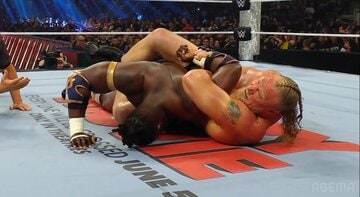 ブロック・レスナー（右）はオバ・フェミをキムラロックで捕獲（©AbemaTV, Inc.）