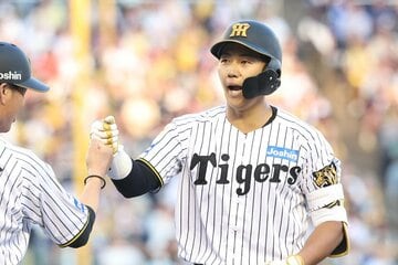 一軍初打席で中前打を放ち、ドヤ顔の阪神ドラフト１位・立石正広(右)