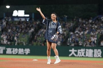 セレモニアルピッチに登板した歌手のシェネル（球団提供）