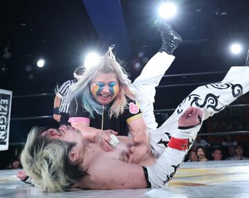 木高イサミ(下)に攻撃するメガトン