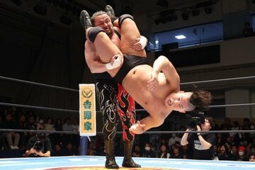 アベルノ(左)にコルバタを決めるなど、奮闘を見せた嘉藤匠馬