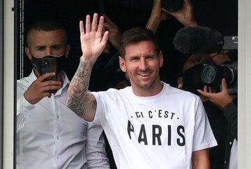  「ＰＡＲＩＳ」Ｔシャツでパリに到着したメッシは笑顔で手を振る（ロイター）