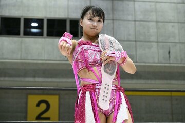 トーナメント初戦を快勝し、ポーズを決める渡辺未詩