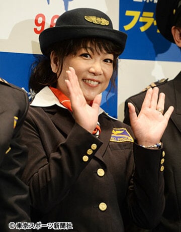 「スチュワーデス物語」をほうふつさせるＣＡの制服姿で登場した堀