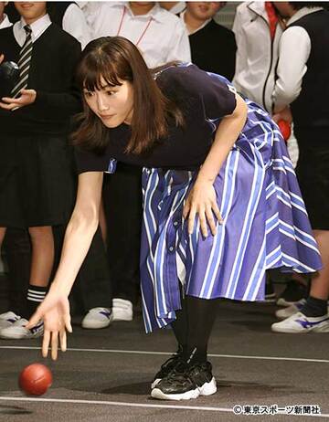  ボッチャを体験した綾瀬はるか