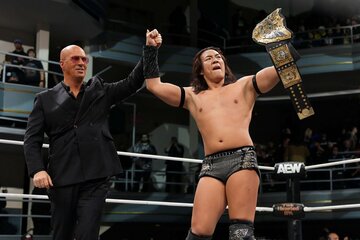 ドン・キャリス（左）から祝福される竹下幸之介（©All Elite Wrestlimg）