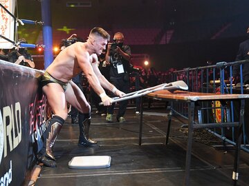  試合後、椅子を持って大荒れのザック（東スポWeb）