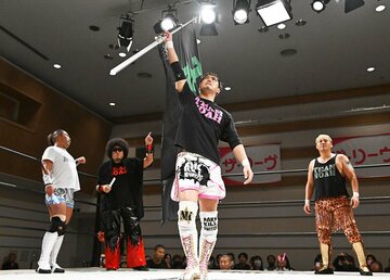 「チーム・ノア」の旗を高々と掲げる新リーダー・小峠篤司(手前)。後方左から大原はじめ、Ｈｉ６９、モハメドヨネ