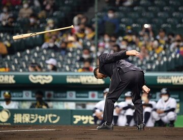  バットを投げ捨てボールをかわす〝役者〟ぶりをみせた川藤氏