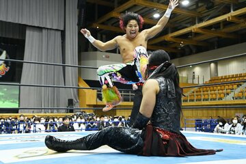 一気呵成にDOUKI(手前)を攻めるヒロム