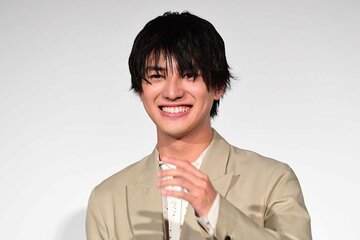 初主演映画の舞台挨拶に登壇した荒木飛羽