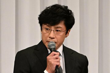 会見で新社長としての決意を述べた東山紀之