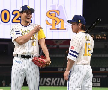  「鷹の祭典」のユニホーム披露した千賀（左）と甲斐（東スポWeb）