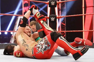  死んだはずのＡＪスタイルズがまさかの復活。ウンベルト･カリーヨをカーフクラッシャーで葬った（Ｃ）2020 WWE, Inc. All Rights Reserved.