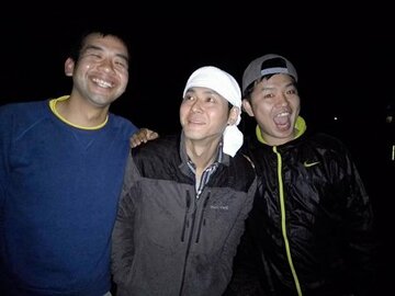 熊本に支援に駆け付けたヒロシ（中）と「もっこすファイアー」ののりを（左）とたく（右）。写真はｆａｃｅｂｏｏｋから。