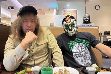内藤哲也（左）とＢＵＳＨＩ。後方にはＸの姿が…