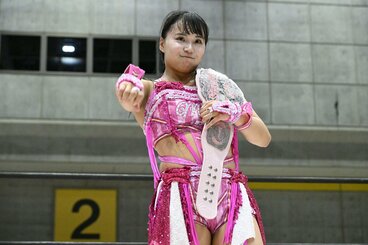トーナメント初戦を快勝し、ポーズを決める渡辺未詩