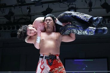 マスター・ワト(上)にフィニッシュのバーニングドラゴン仕掛ける鷹木信悟