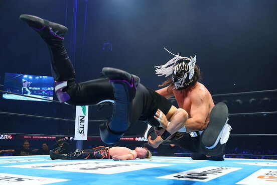 SHO(左)をピンチェ・ロコで仕留めたエル・デスペラード