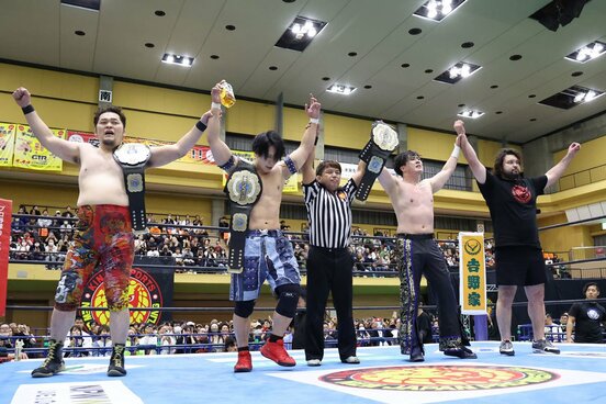 試合に勝利したマスター・ワト&YOH&矢野 通。右はウルフアロン