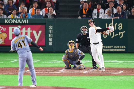 ４回、来日１号ホームランを放った巨人・ダルベック(右)