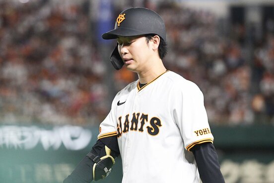 ３回に犠打に失敗し、肩を落とす巨人・山崎伊織
