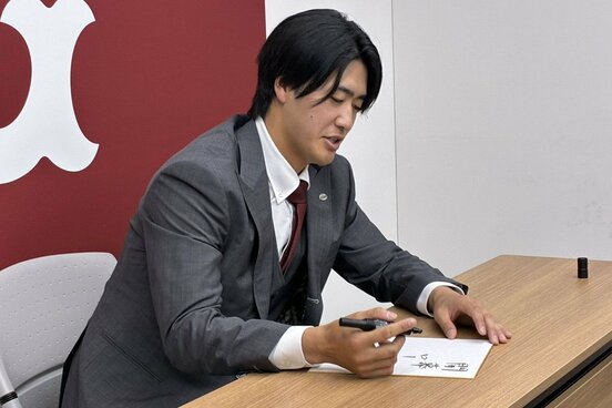 会見を終えて色紙に目標を書く巨人・西舘勇陽